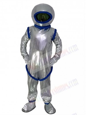 Menschen im silbernen Astronauten-Maskottchenkostüm