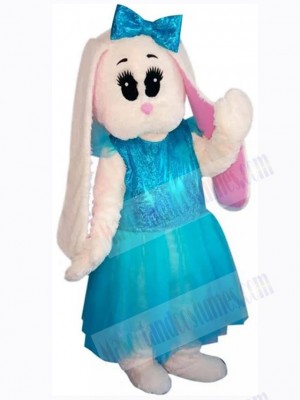 Niedliches Hasen-Maskottchenkostüm in blauem Kleid